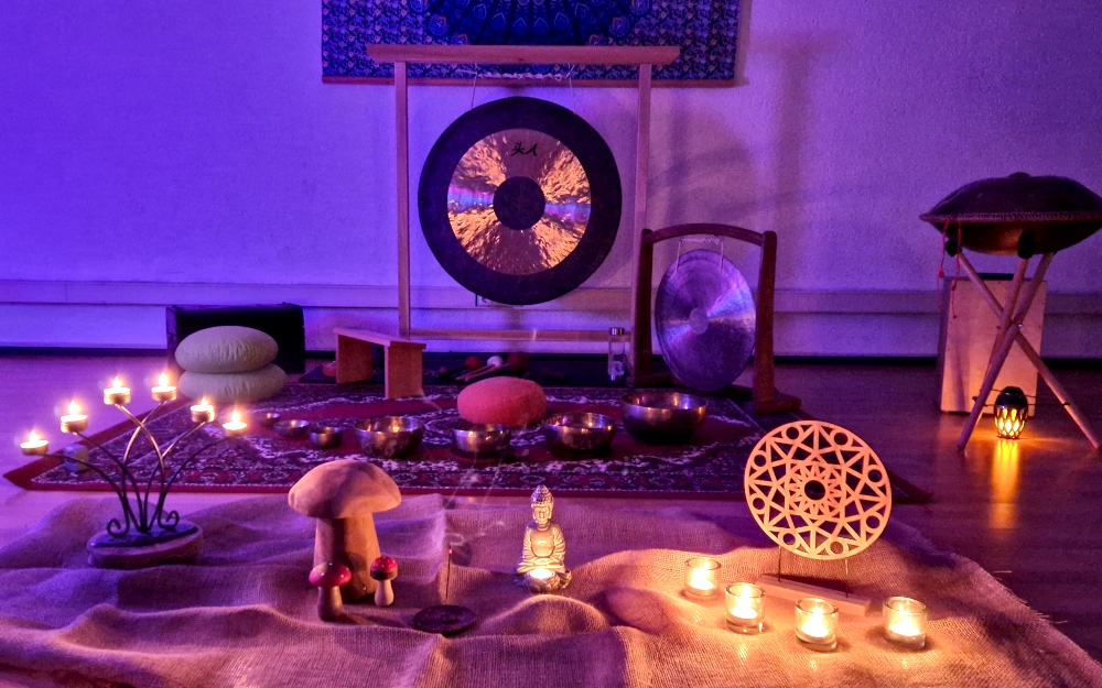 Aufbau einer Klangreise mit Gong und Klanginstrumenten im Kerzenlicht – bereit für eine entspannende Klangreise in Frankfurt Oder